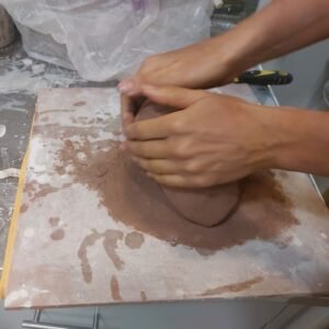 Scopri la ceramica artigianale a Valencia 4 mani di Adriana lavorando la ceramica