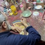 Tour degli artigiani di Valencia 2 Artigiani a Valencia - arigiano dipingendo i ventagli a mano